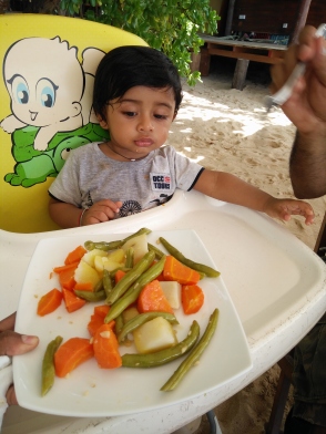 neel-eating-boiled-vegetables-seasoned-with-garlic-and-olive-oil